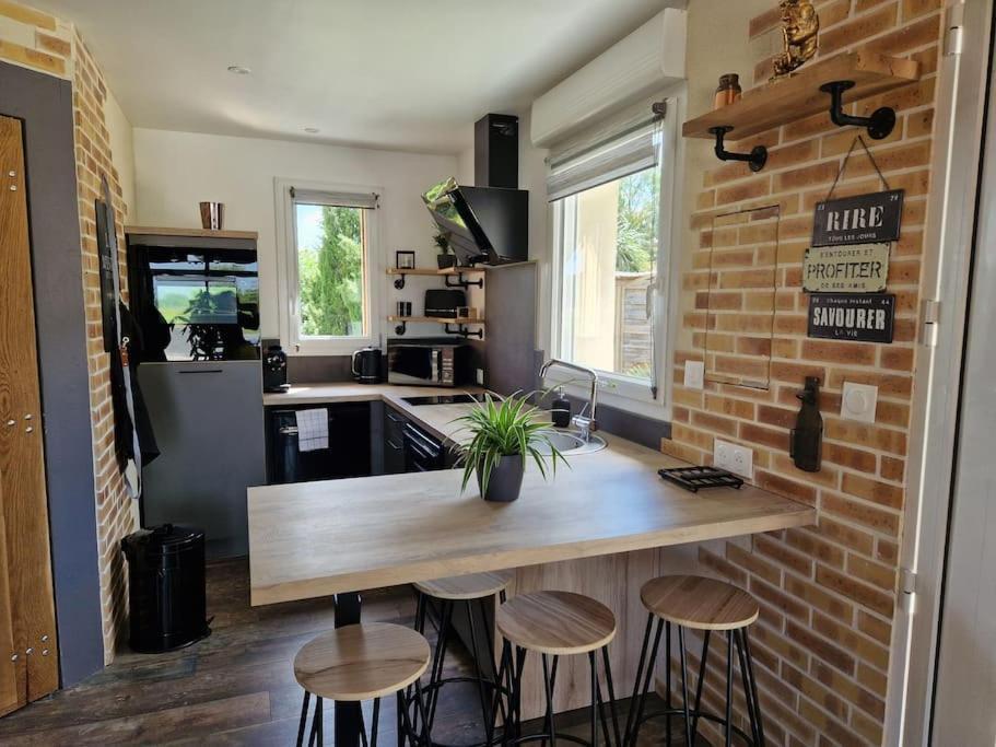 Chalet Industriel Avec Filet Et Spa Sorigny Exteriör bild
